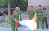 Xem các em nhỏ dập lửa, thoát hiểm trong đám cháy